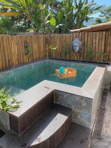 西波山Loft Mandalua的后院的游泳池,水中设有桌子