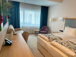 布勒伊拉Alma Health & Spa Retreat的配有一张床和一张书桌的酒店客房