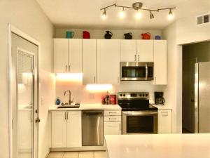 明尼阿波利斯Homey 2 bedroom Apartment, Minutes from Everything!的厨房配有白色橱柜和炉灶烤箱。