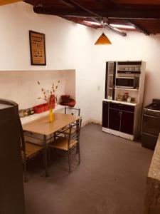 瓦拉斯Casa I Love Huaraz的厨房配有桌椅和微波炉。