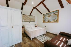 伊钦Villa Libosad的白色的客房配有床和沙发