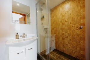 伊钦Villa Libosad的一间带水槽和淋浴的浴室