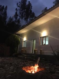 瓦拉斯Casa I Love Huaraz的夜晚在房子前面的火坑