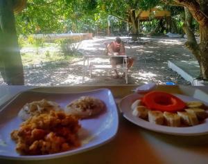 帕洛米诺Finca Los Mangos的一张桌子,上面放着两盘食物