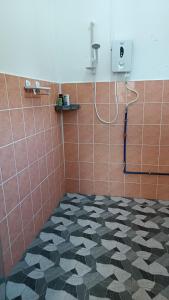 仙本那DONG’HOME东东小院的带淋浴的浴室和瓷砖地板。