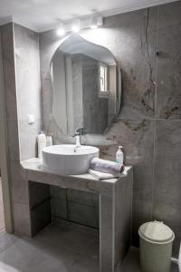 普雷韦扎Aktia Apartment, Preveza的一间带水槽和镜子的浴室