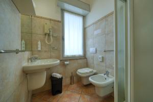 拉齐塞Camere da Mirella的一间带水槽和卫生间的浴室以及窗户。