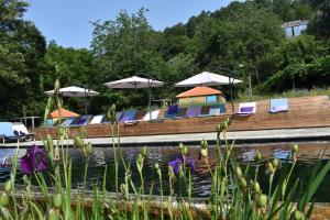 蓬蒂-达巴尔卡Drop-Inn Nature, Relax, Hike and SKATE的船上配有椅子和遮阳伞