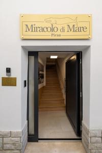 皮兰B&B Miracolo di Mare Golden House的楼梯建筑入口的标志