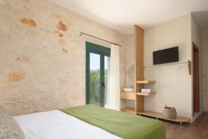 GállosMouria Country House的一间卧室设有一张床和一个大窗户