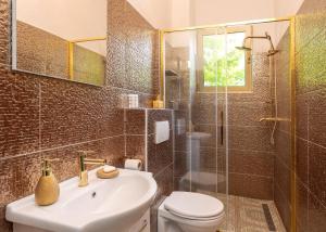 赫瓦尔多莫斯马里尼公寓的一间带水槽、卫生间和淋浴的浴室