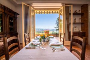 佩鲁贾Il Castellaro Country House的一张餐桌,享有窗户的景色