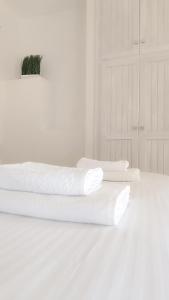 StavrosSpilia的床上有两条白色毛巾
