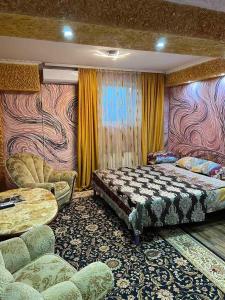 基希讷乌Golden Rose的卧室配有一张床和一张桌子及椅子
