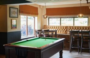 米尔顿凯恩斯The Broughton Hotel by Greene King Inns的台球室、台球桌和酒吧