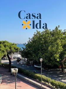 维耶特里Amalfi Coast Casa Ida的公园内一家casa酒店的标志