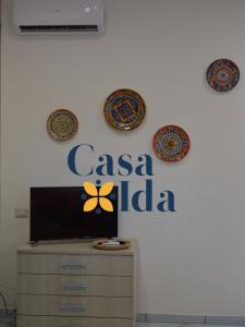 维耶特里Amalfi Coast Casa Ida的墙上有casa印度支架标志和板