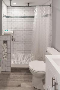布兰特海滩海马汽车旅馆的白色的浴室设有卫生间和淋浴。