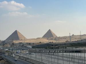 开罗Royal Great Pyramid INN的享有吉萨金字塔和高速公路的景色