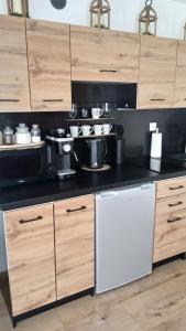 克罗奇琴科Apartament w Pieninach的厨房配有木制橱柜和白色冰箱。