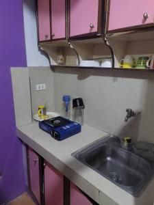 碧瑶Budget Friendly Apartment 2rms的厨房配有水槽和台面