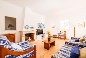 阿玛考德佩拉Villa Menorca by Algarve Vacation的客厅设有两张沙发和一个壁炉