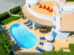 阿玛考德佩拉Villa Menorca by Algarve Vacation的享有度假村游泳池的空中景致