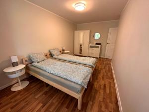 斯伽尔达Modern city center apartment的一间带床和水槽的小卧室
