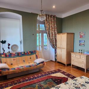 西格纳吉科尔萨住宿加早餐旅馆的一间卧室配有一张床、一个梳妆台和一扇窗户。