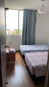 HABITACION DOBLE con baño compartido en apartamento compartido客房内的一张或多张床位