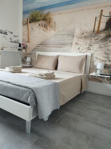 托雷斯港b&b Casa Balai 72 a 100 mt dal mare的一间卧室配有一张带海滩壁画的床