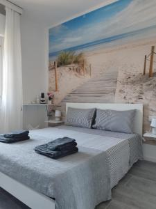 托雷斯港b&b Casa Balai 72 a 100 mt dal mare的卧室配有一张床,海滩画
