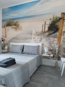 托雷斯港b&b Casa Balai 72 a 150 mt dal mare的一间卧室配有床和海滩壁画