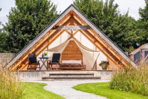 基拉尼Killarney Glamping at the Grove, Suites and Lodges的庭院内带床和椅子的帐篷