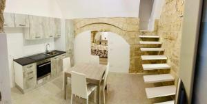 巴里Le Mura di Gabry的一间厨房,内设桌子和楼梯