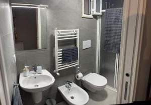 巴里Le Mura di Gabry的一间带水槽、卫生间和淋浴的浴室