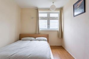 伦敦Home From Home的一间卧室设有一张床和一个窗口