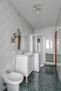 马德里AVE Apartamento Madrid Centro Atocha的白色的浴室设有水槽和卫生间。