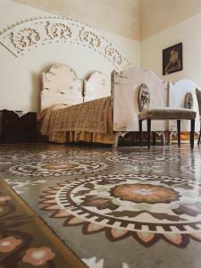 马萨夫拉Novecento Room and Breakfast Puglia的卧室配有一张床,地板上铺有地毯