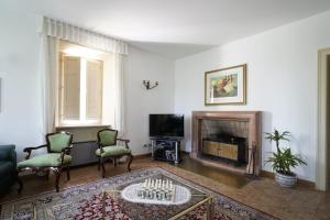 佩鲁贾Il Castellaro Country House的客厅设有壁炉和电视。