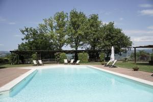佩鲁贾Il Castellaro Country House的一个带椅子的游泳池和一个凉亭