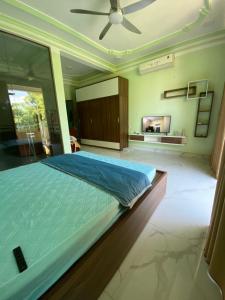 三岛县Tiny home 小角落的一间卧室配有一张大床和吊扇