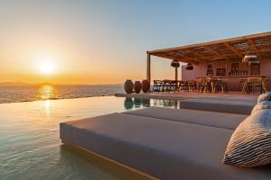 纳克索乔拉Akre Hotel的日落时分享有海洋美景的游泳池