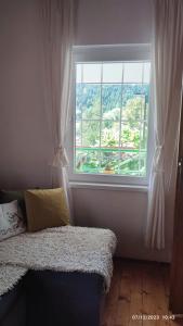 Villa Morena的一间卧室设有窗户和一张美景床。
