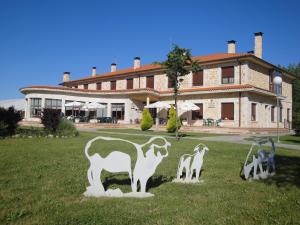 CaleruegaPrado de las merinas的草上山羊雕像的建筑物