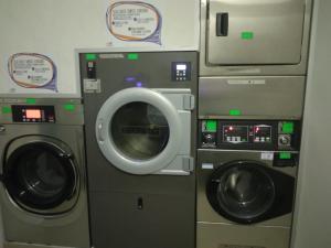 罗恩佐Hotel Regina del Bosco的洗衣机、洗衣机和烘干机
