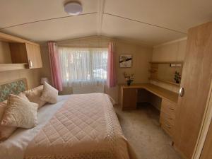 托塔纳Camping Totana Park的一间小卧室,配有一张床和一张书桌