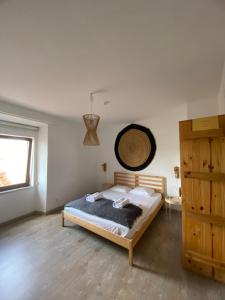 阿尔热祖尔Amazigh Hostel & Suites的一间卧室设有一张床和一个窗口