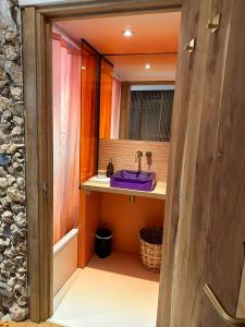奈梅亨Studio Senang的一间带紫色水槽和镜子的浴室