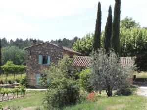 古尔Les Vendangeurs, gîte au milieu des vignes face au Luberon的花园中的石头房子